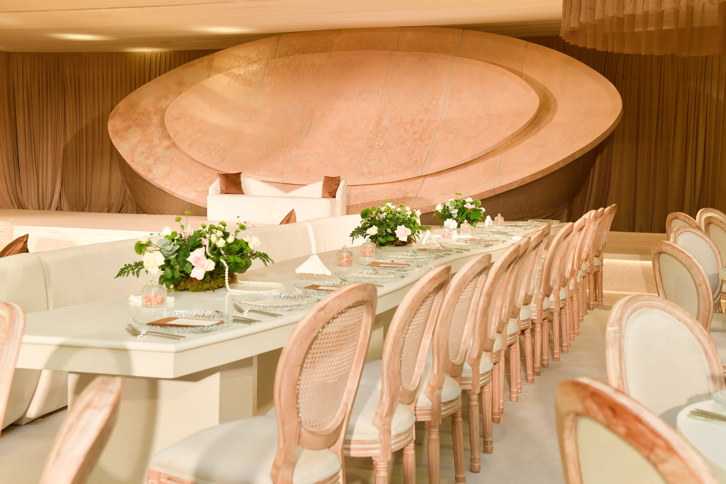 Luxury wedding decoration qatar setup by Al Anaqh