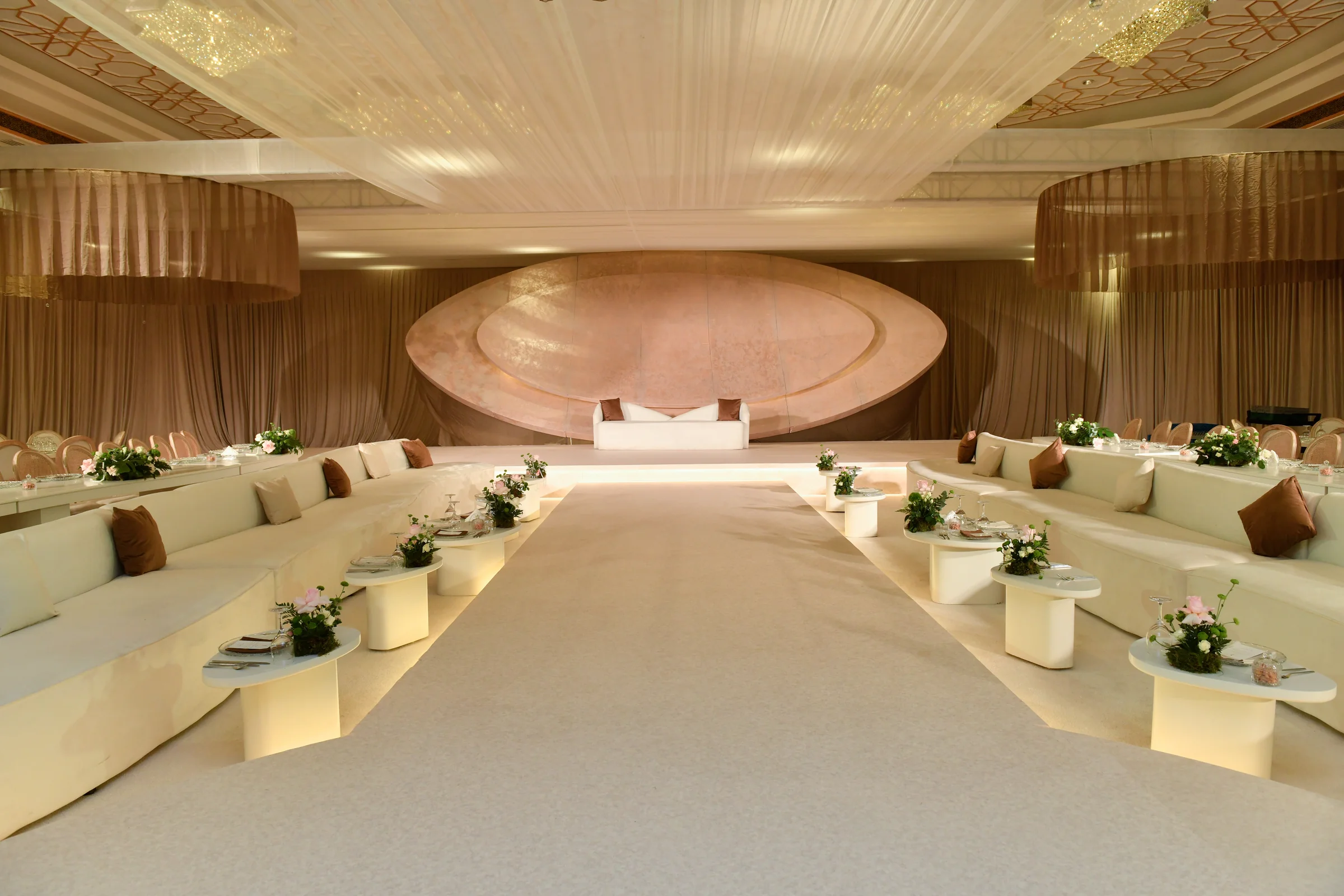 Luxury wedding decoration qatar setup by Al Anaqh