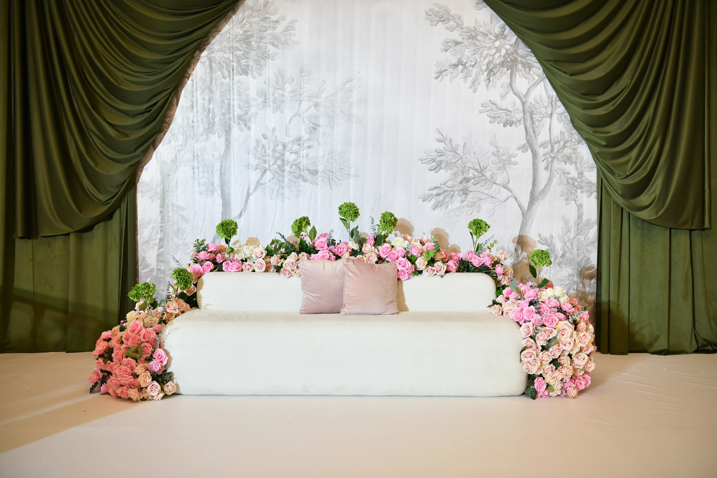 Luxury wedding decoration qatar setup by Al Anaqh
