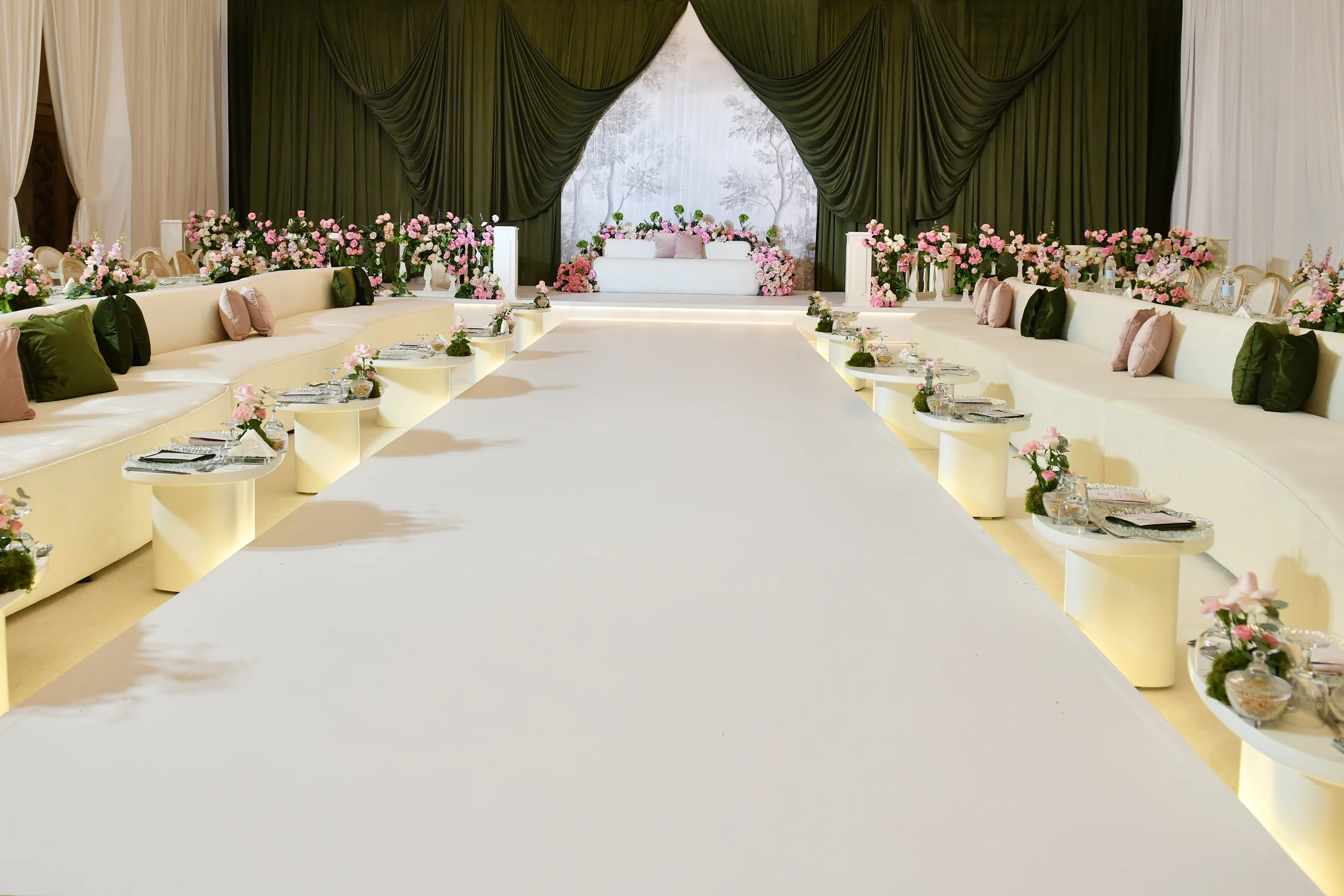 Luxury wedding decoration qatar setup by Al Anaqh