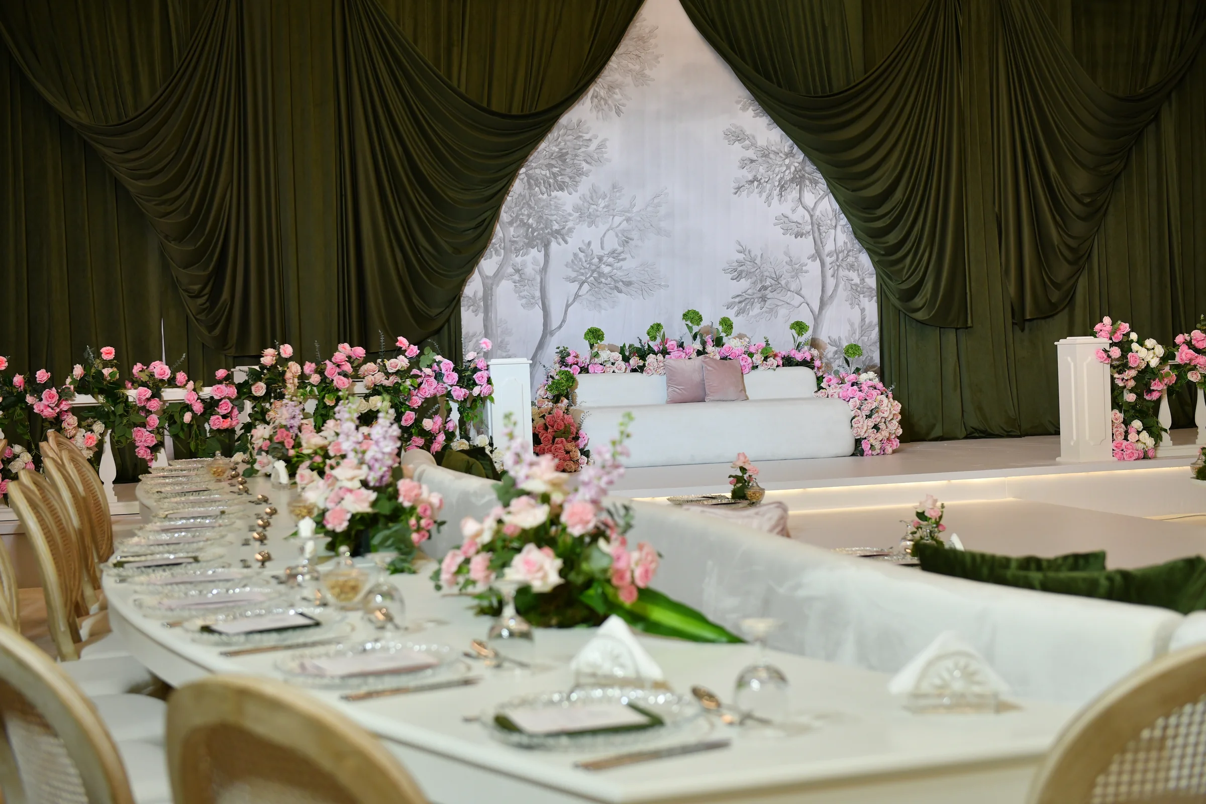 Luxury wedding decoration qatar setup by Al Anaqh