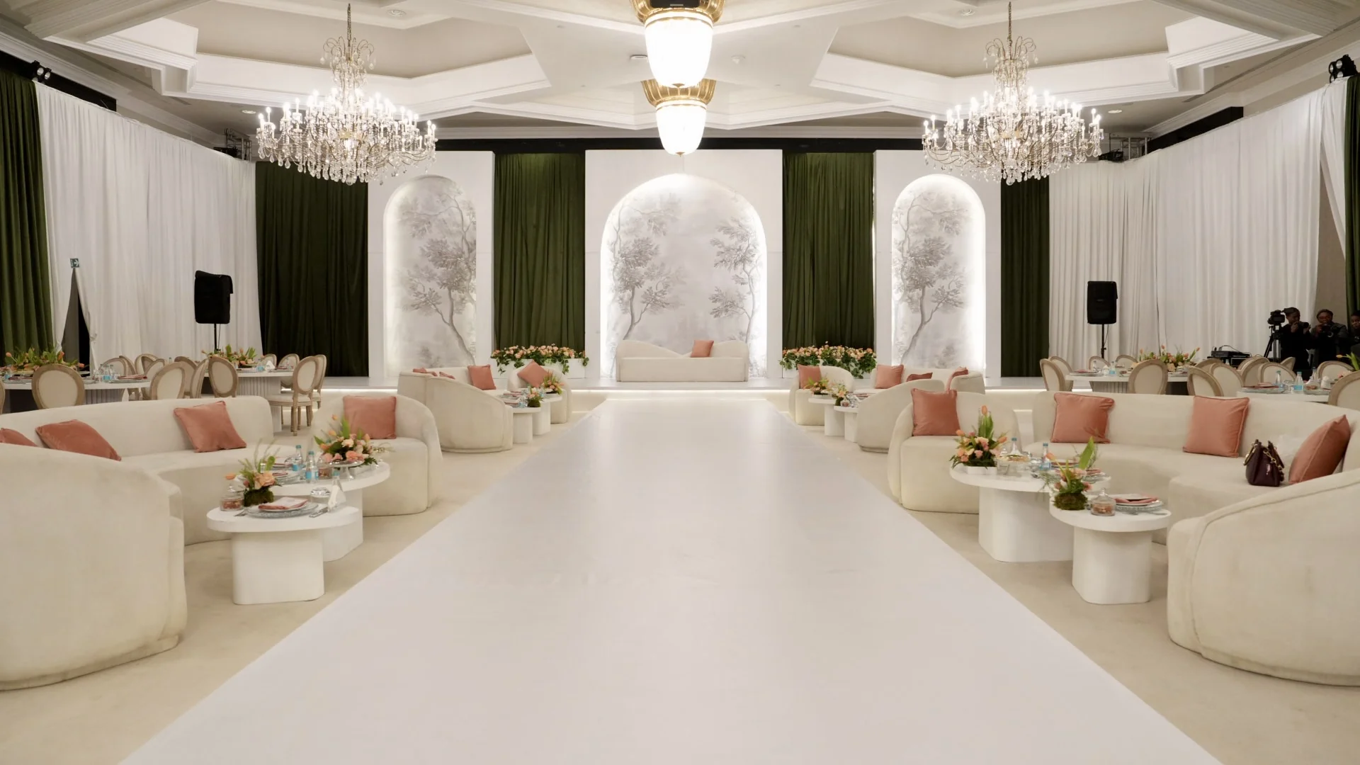 Luxury wedding decoration qatar setup by Al Anaqh