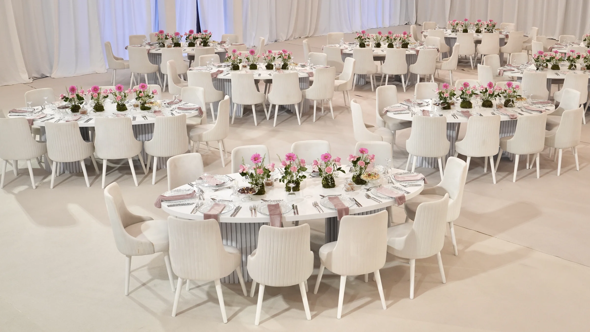 Luxury wedding decoration qatar setup by Al Anaqh